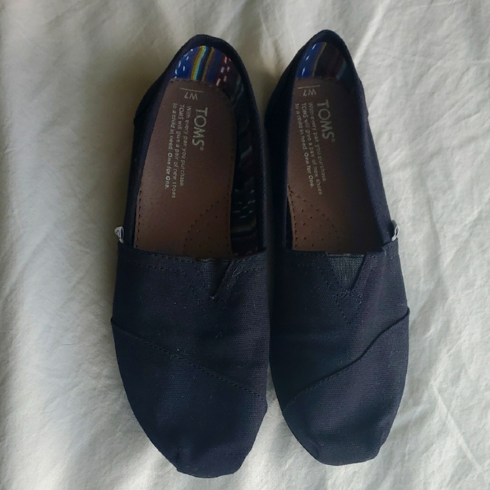 TOMS Black Canvas Shoes W7